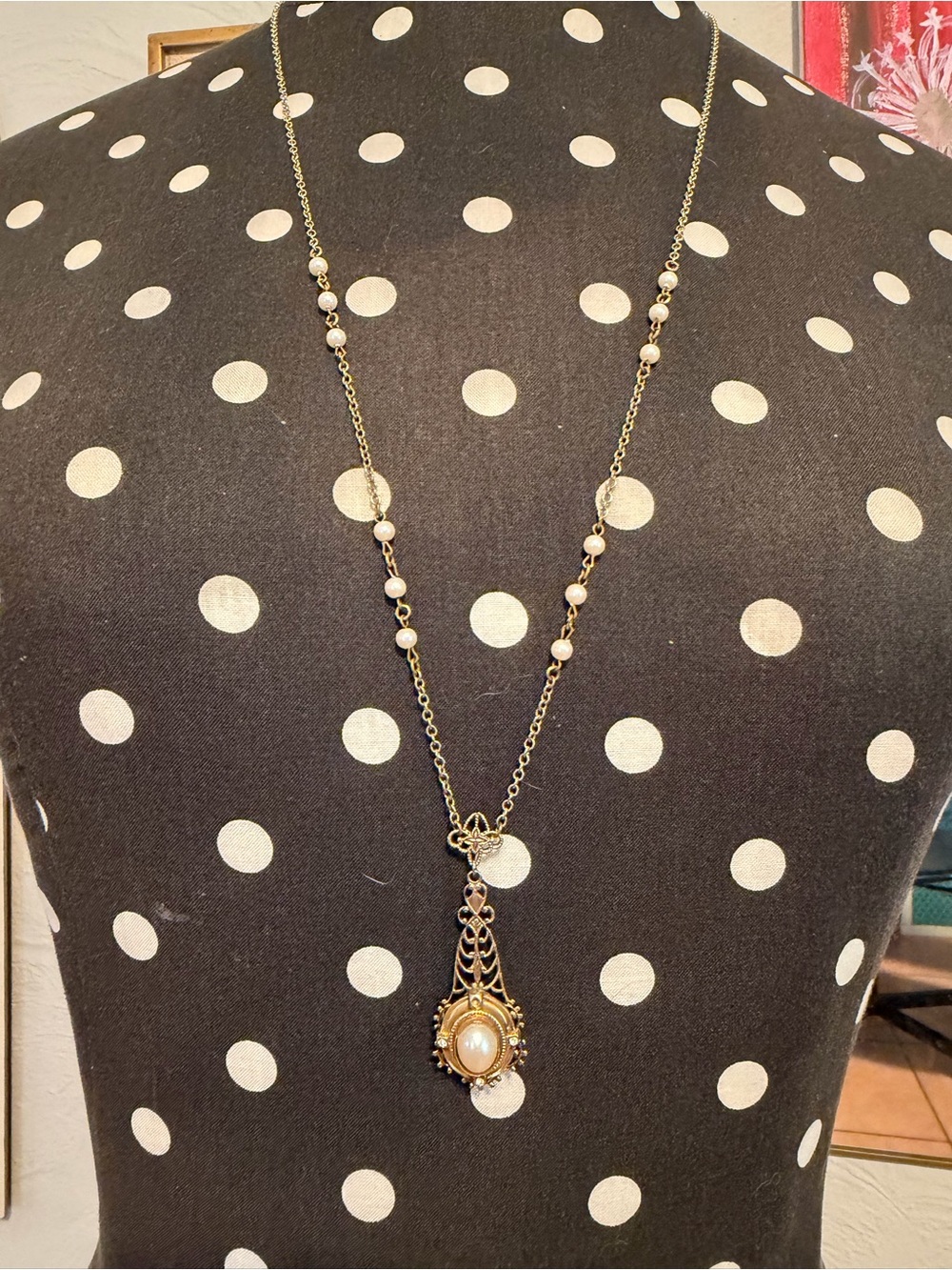 Vintage Delicate Gold-Tone Pearl Pendant Necklace - Elegant Women’s Jewelry